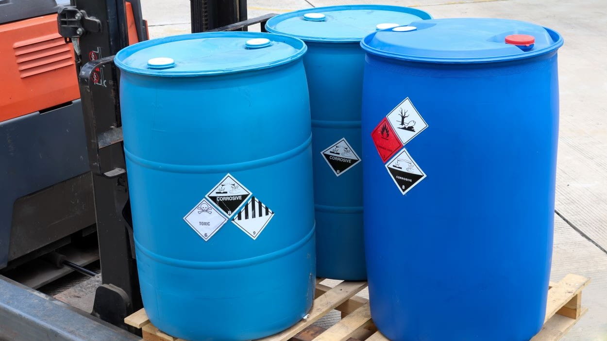 Tønner med kjemisk materiale på palle.